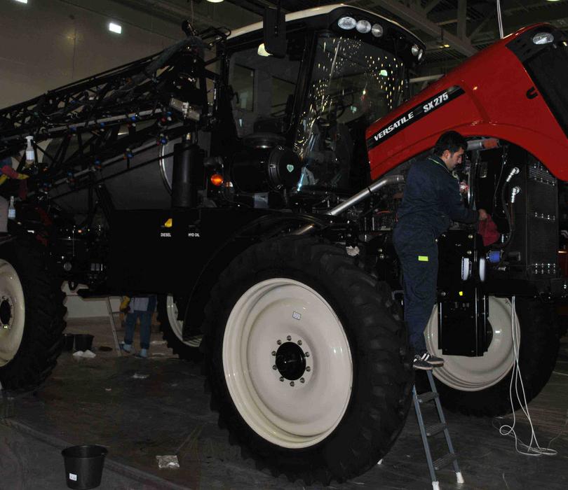 Клининг трактора на выставке Terrium