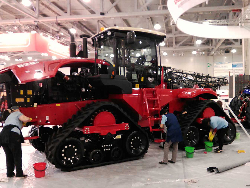Клининг тракторов на выставке сельскохозяйственной техники